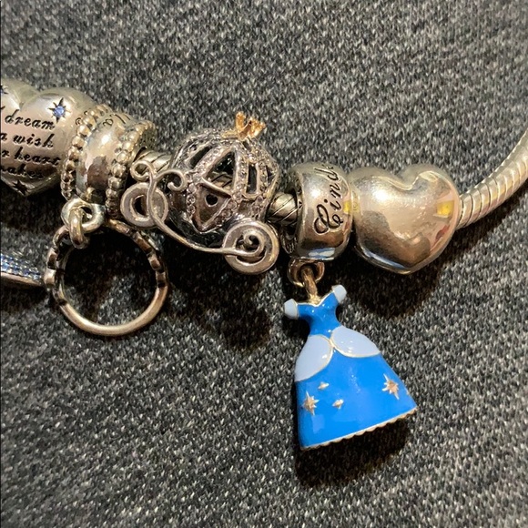Pandora Bracelet with 8 Cinderella themed charms - Picture 3 of 6